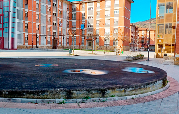 El “mazacote” que afea uno de los barrios más emblemáticos de La Pola