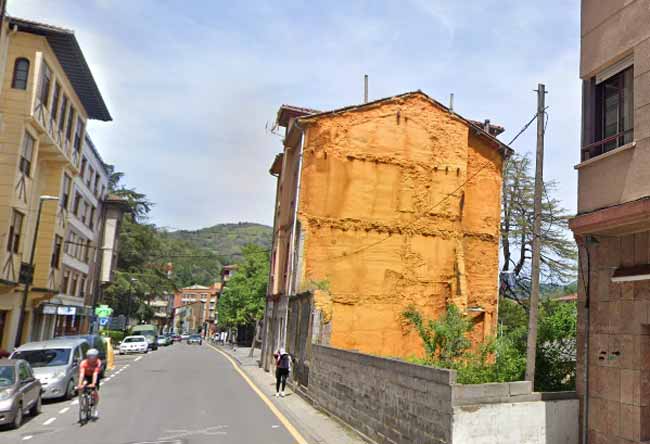 Un parque y no “un nido de ratas”; recogen firmas para pedir que se urbanice un solar en el centro de La Pola