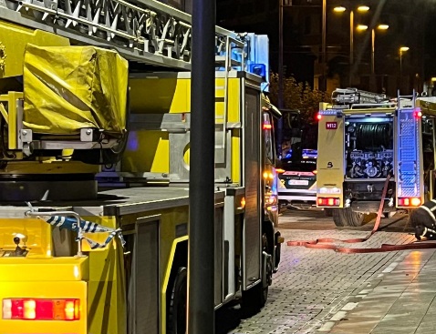 Susto en el centro de La Pola al incendiarse de madrugada la freidora de un restaurante