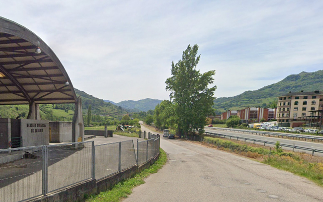 Proyectada la adecuación de la carretera al campo de fútbol de La Pola, en la que se habilitará una acera