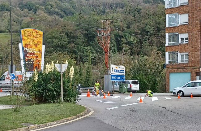 Pintan señalización horizontal a la entrada de La Pola, pero “se olvidan” de un paso de peatones