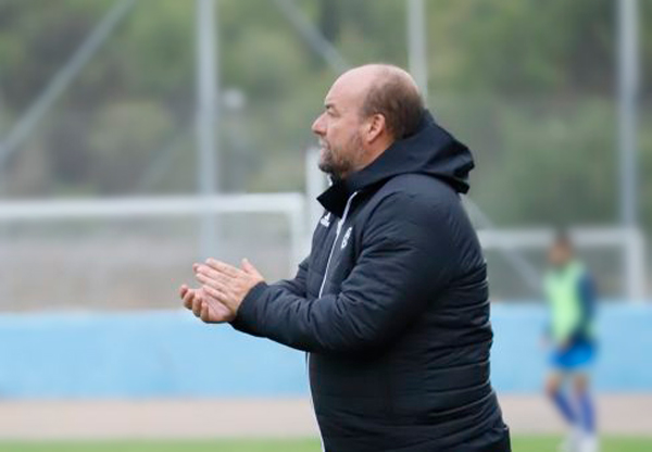El Lenense presenta al ovetense Manolo Simón como entrenador del primer equipo para la próxima temporada