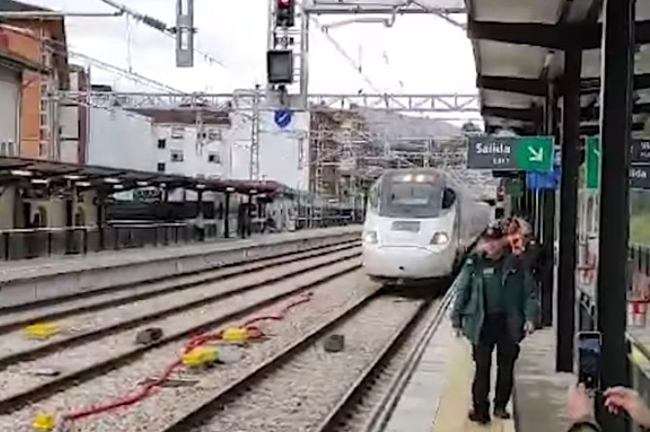 Lena celebra la parada del primer AVE de la mañana a Madrid con el reparto de 278 billetes gratuitos