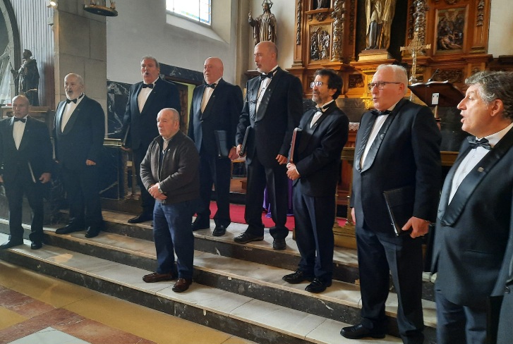 El veterano fotógrafo Eligio del Castillo, nombrado “Componente de Honor” del Coro “La Flor”, de Lena